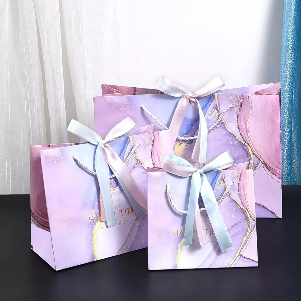 Luxe papieren geschenkzakje met linthandvat